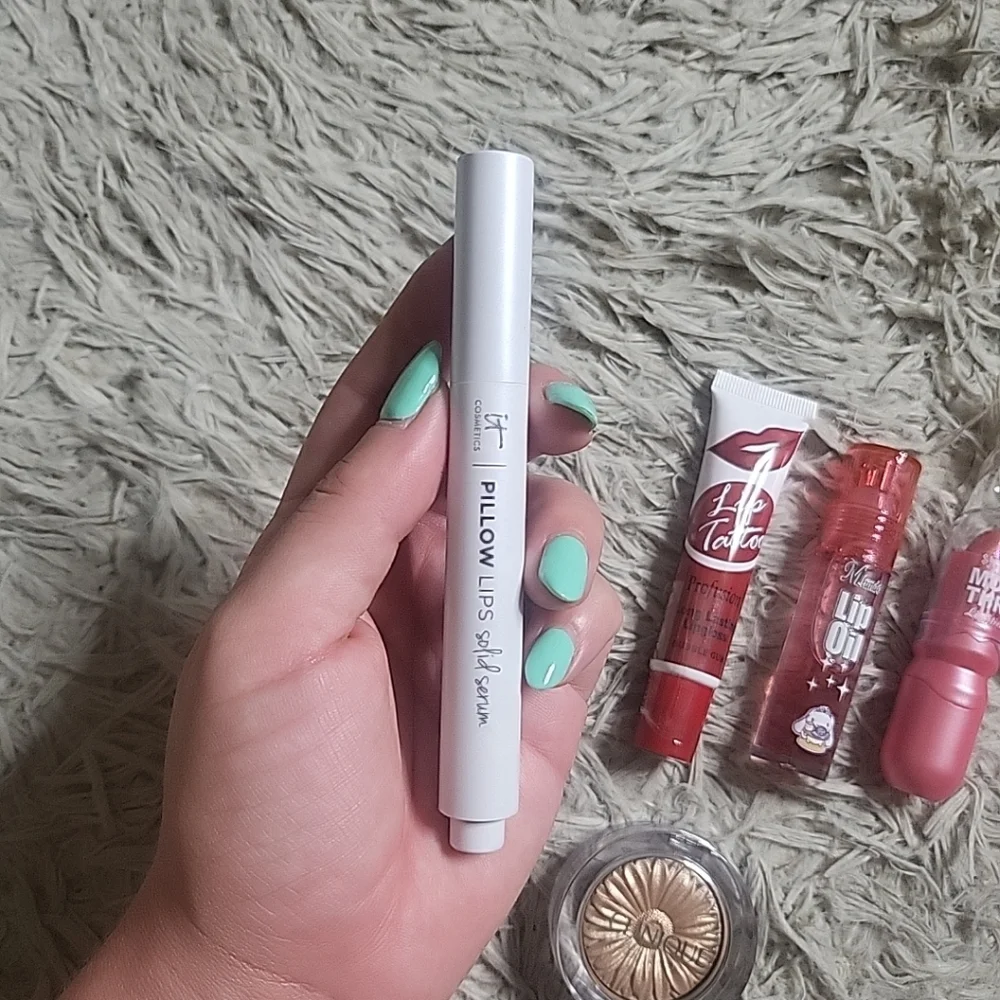 Beauty Bundle Clinique Highlighter Lips Makeup Lip Oil It Cosmetics Pillow Lips